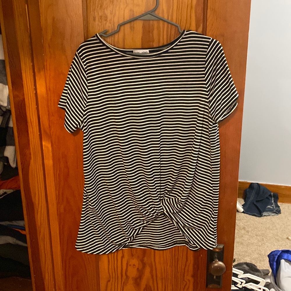 Striped shirt(black and white).